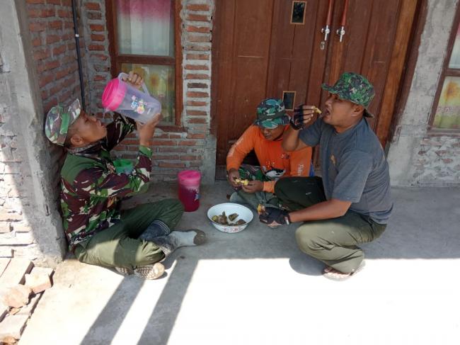 Puluhan Warga Sumringah Jalan Depan Rumahnya Dibangun