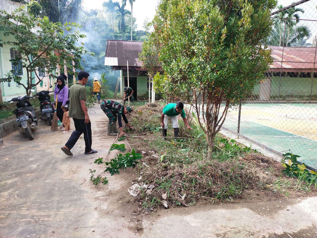 Tanggap Bencana, Anggota Koramil 08/KM Kodim 0302/Inhu Laksanakan Program Karya Bakti