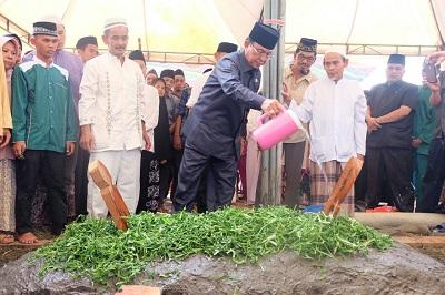 Beri Penghormatan Terakhir, Bupati Inhil Turut Sholat dan Makamkan Tokoh Ini