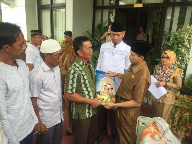 Serahkan Bantuan 30 Ton Beras dan Benih Padi, Sekda Kuansing : Semoga tepat Sasaran