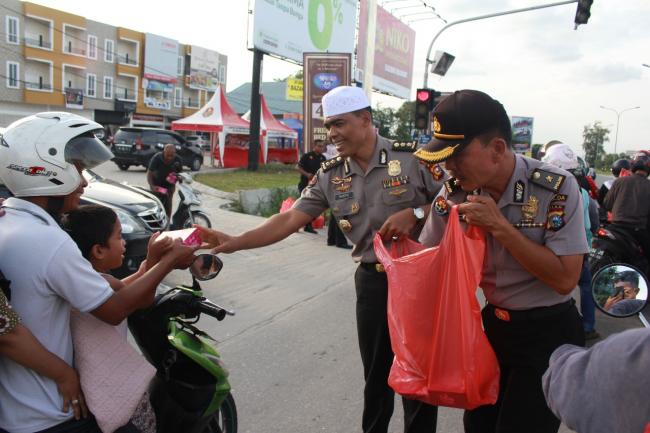 Semarak Kegiatan di bulan Ramadhan, Polda Riau taja kegiatan Berbagi Takjil