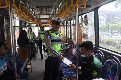 Keliling Kota, Polantas Sosialisasikan Tertib Berlalu Lintas Kepada Penumpang Bus Transmetro
