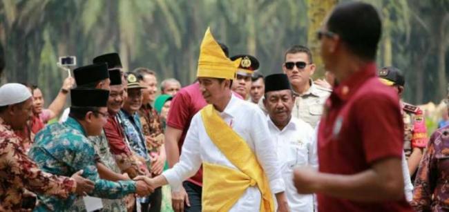 Ratusan ibu Pengajian Taklim Al Ikhlas Antusias sambut kedatangan Presiden Jokowi