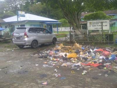 Parah.. Tak Pernah Diangkut, Sampah Ini Semakin Menggunung dan Berbau Busuk