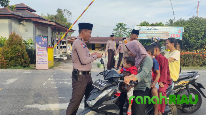 Ngabuburit Asyik! Warga Ucapkan Terima Kasih Kepada Polsek Kuantan Mudik