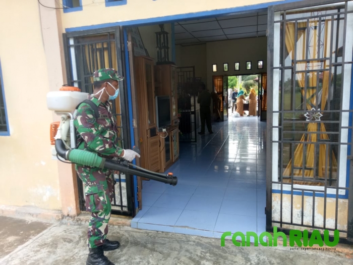 Babinsa Koramil 01/Bengkalis Membantu Lakukan Upaya Penanganan COVID-19 di Desa Binaan