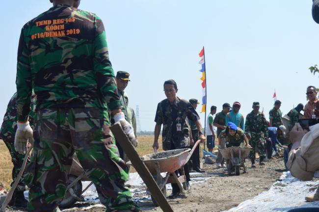 Rombongan Asisten Administrasi Pemprov Juga Tinjau Pembangunan Jalan TMMD