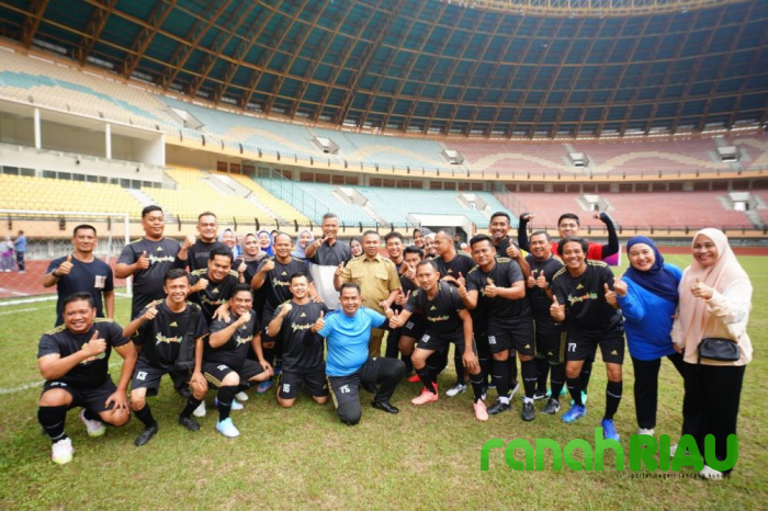 Tendangan Perdana Kick Off Gubri Awali Turnamen Mini Soccer antar OPD dalam HUT Riau yang ke 68