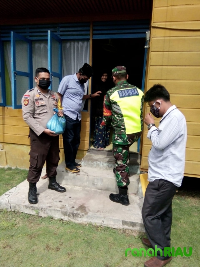 Babinsa Koramil 01 Bengkalis Dampingi Pembagian Sembako Untuk Warga