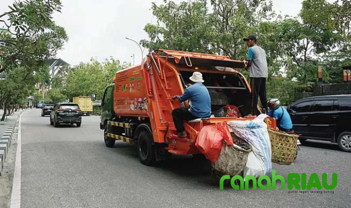 Pengangkutan Sampah di Jalan Protokol dan Badan Usaha Tanggung Jawab DLHK Pekanbaru