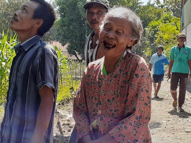 Senyum Barsi Yang Jalan Rumahnya  Diperlebar