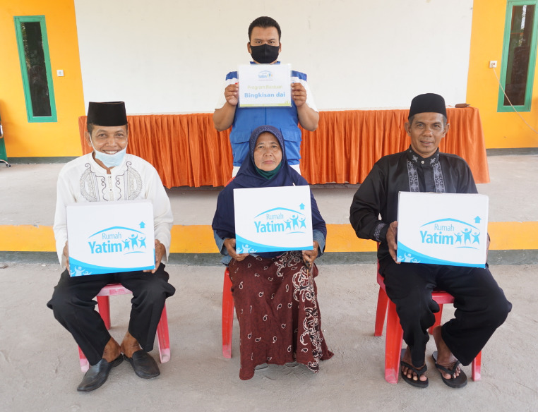 Rumah Yatim Salurkan Bantuan Sarana Mushola dan Santunan Dai di Pambang Pesisir