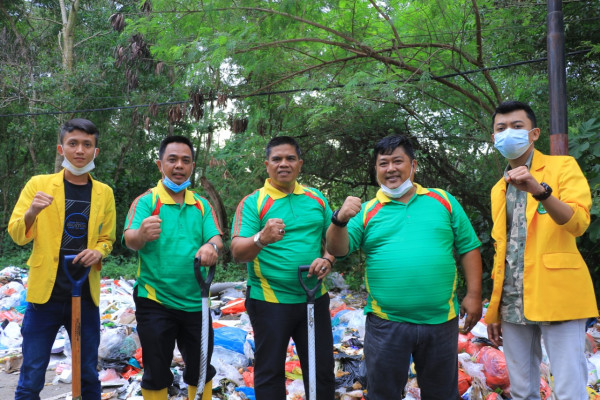 Sekdako Pekanbaru bersama BEM Unilak Gotong Royong angkut Tumpukan Sampah