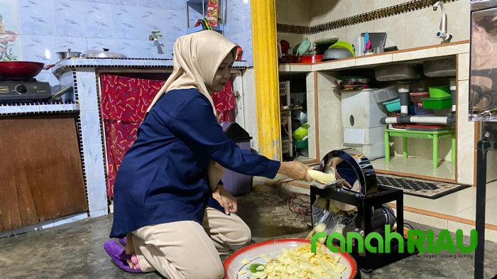 Perempuan Perajin Keripik Tempe di Bintan jadi bukti Nyata dampak Program CSR BRK Syariah bagi UMKM