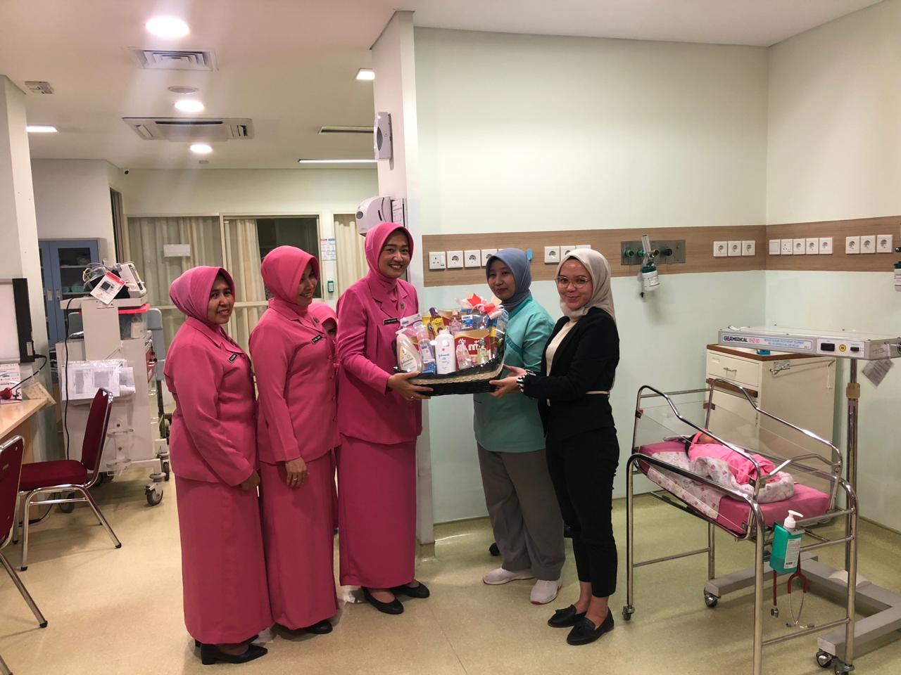 Ketua Bhayangkari Pekanbaru berikan bantuan untuk bayi yang ditemukan dietalase warung