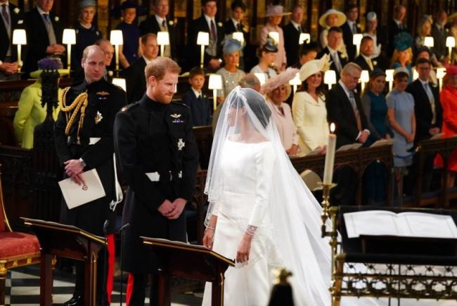 Meghan Bocorkan Rahasia Biru pada Gaunnya