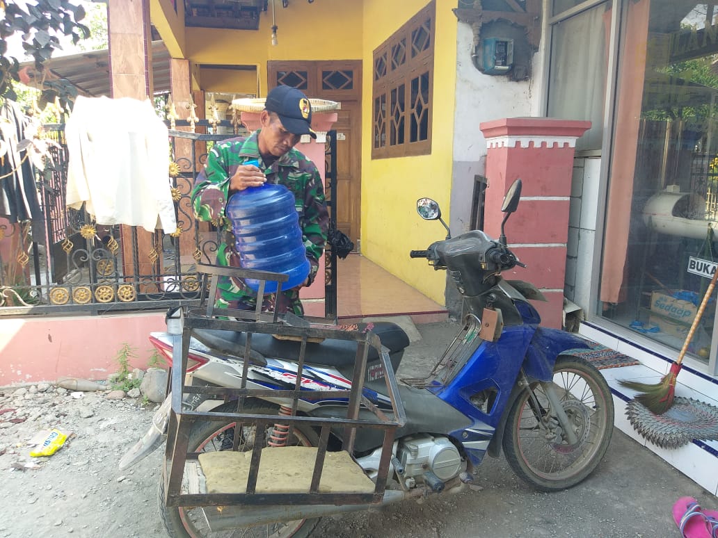  Cukupi Kebutuhan Logistik TMMD, Serda Mursidi Angkut Galon Air