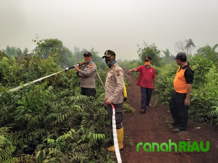 Dibantu 33 Personil, Kompol Arvin Berjibaku Padamkan Api