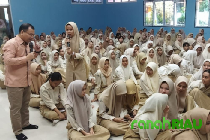 Ratusan Siswa SMAN 10 Pekanbaru Antusias sambut Kehadiran Dewan Pendidikan Riau