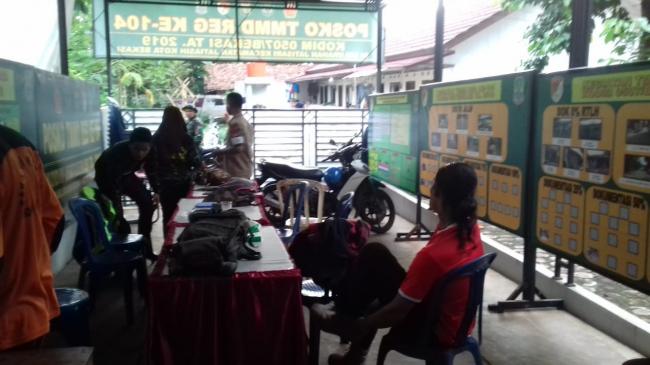 Semangat Masyarakat Jati Sari Dukung Penyelesaian Fisik Rumah Tutu Bersama Satgas TMMD Ke -104 Kodim