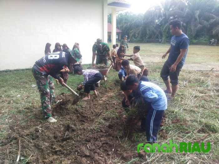 Anggota Koramil 08/KM Laksanakan Karya Bhakti Pembersihan Parit Pasca Banjir Di Desa Binaan