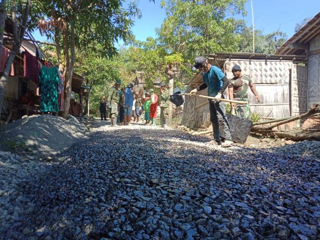 Pekerja Ahli Mulai Menyiram Aspal Dari Badan Jalan