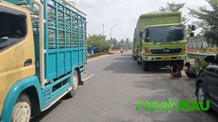 Meresahkan! Tronton Batubara Parkir di Badan Jalan, AKP Sandy: Segera Kita Tindak