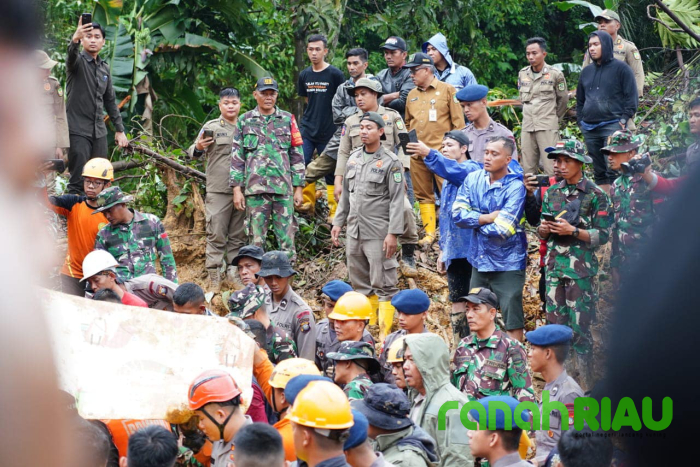 Tinjau Korban Longsor di Tiban, Sekda Jefridin: Korban yang tertimbun sudah berhasil dievakuasi