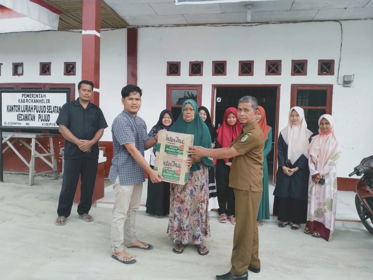 Komunitas Literasi Serahkan Bantuan Secara Simbolis