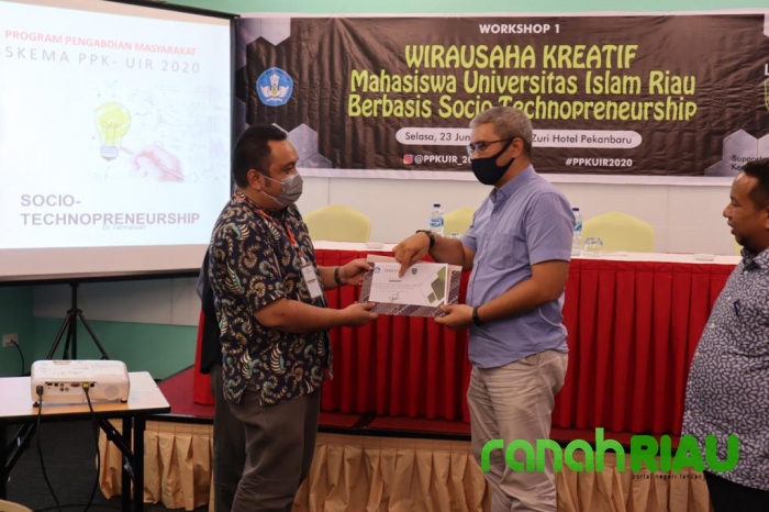 Wujud Pengabdian masyarakat dengan Workshop Kewirausahaan