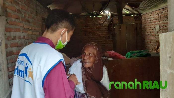 Hidup Sebatangkara, Nenek Inap Terima Bantuan Rumah Yatim