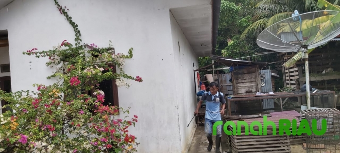 Ketua RT.02 dan Pemuda Karang Ayer Duri, Semprot Disinfektan ke Rumah Warga