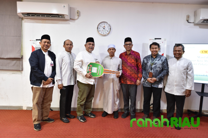 Ustadz Insan Kamil Dai Desa Kabun terima Sepeda Motor dari Program CWLD YBRKS