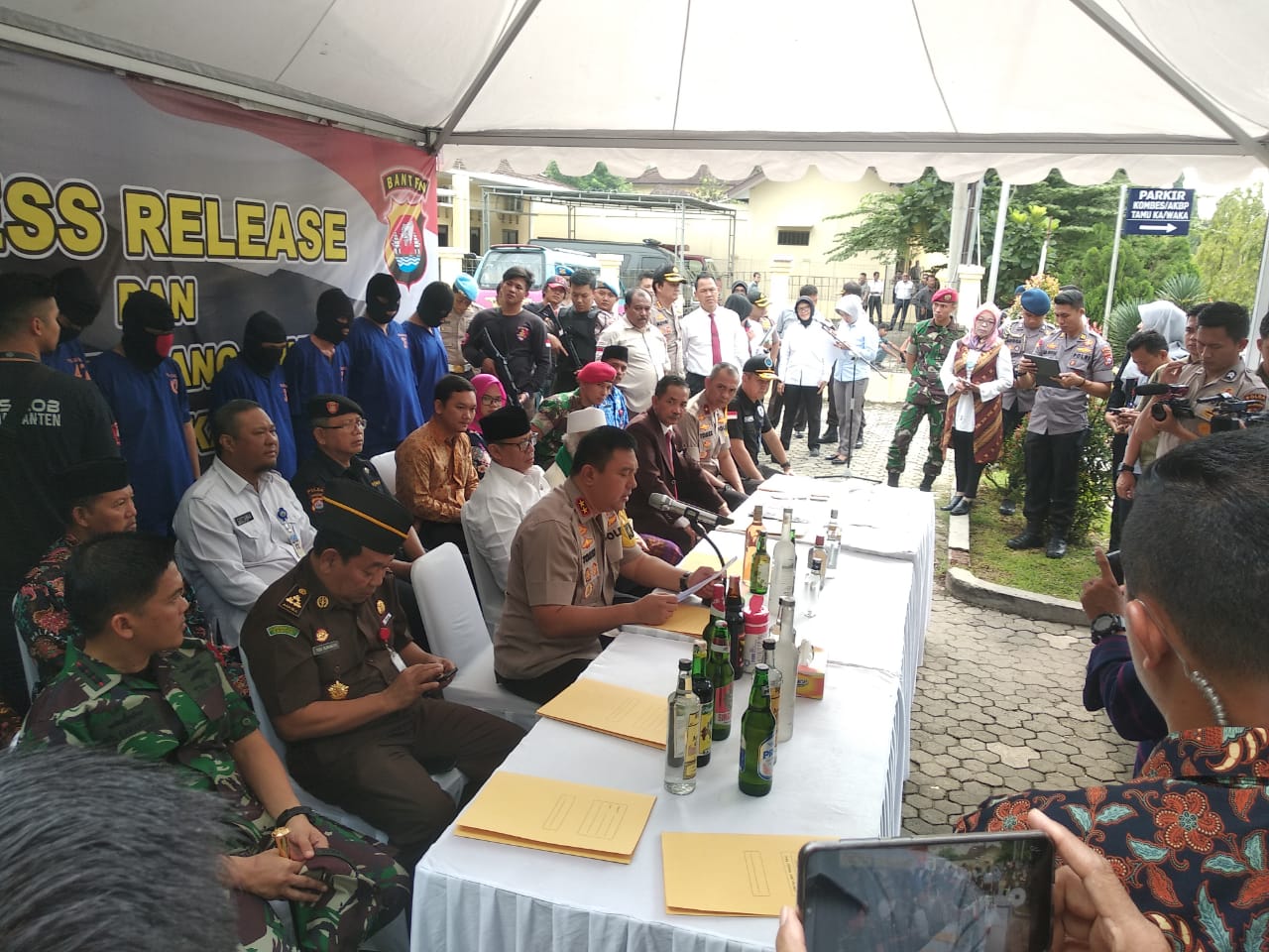 Polda Banten Musnahkan 33.168 botol Miras sitaan Operasi Kalimaya