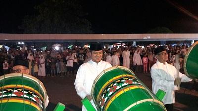 Usai Sholat Ied, Bupati Kuansing Berikan Hadiah Pemenang Pawai Takbir