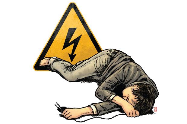 Besi Rangka Tersenggol Kabel Bertegangan Tinggi, 4 Warga Dumai Kesetrum saat Pasang Tenda