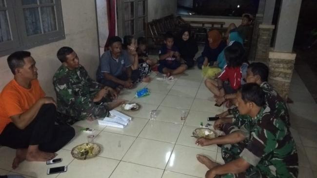 Tunggu Proses Pengecoran, Satgas TMMD Jalin Komunikasi Dengan Warga