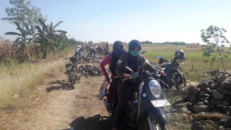 Indahnya Hati Ibu-Ibu Jatimulya Beri Makan Minum TNI Tegal