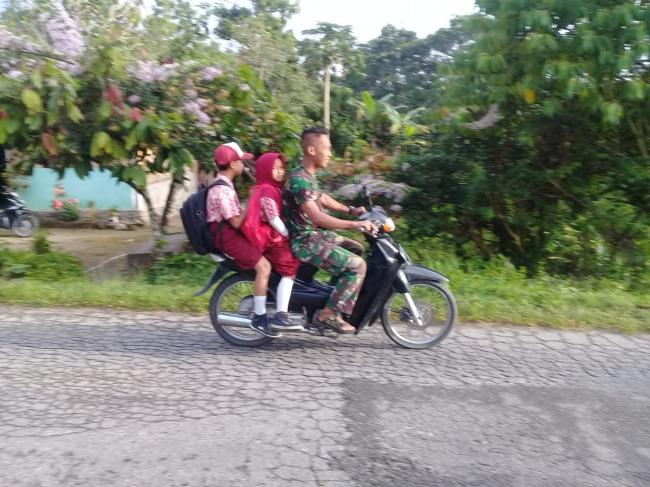 Bukan Tukang Ojek, Tapi Sahabat Bagi Anak