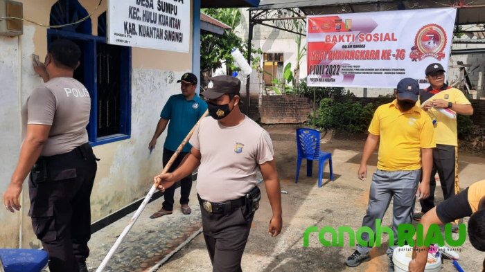 Dihari Bhayangkara ke-76, Polsek Hulu Kuantan Gelar Bakti Sosial di Mesjid Tua yang Sudah Pudar