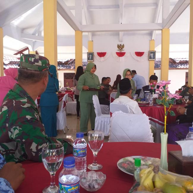 Dansatgas TMMD Tegal Jamu Makan Sederhana Di Balai Desa