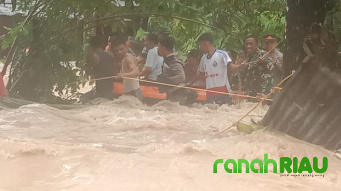 Banjir Bandang Hantam 430 Rumah di Petapahan, Udin : Ada Warga yang Terjebak di Dalam Rumah