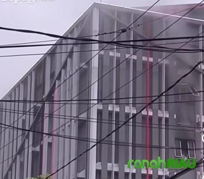 Viral di Medsos! Asap Hitam Mengepul dari Hotel New Hollywood Pekanbaru