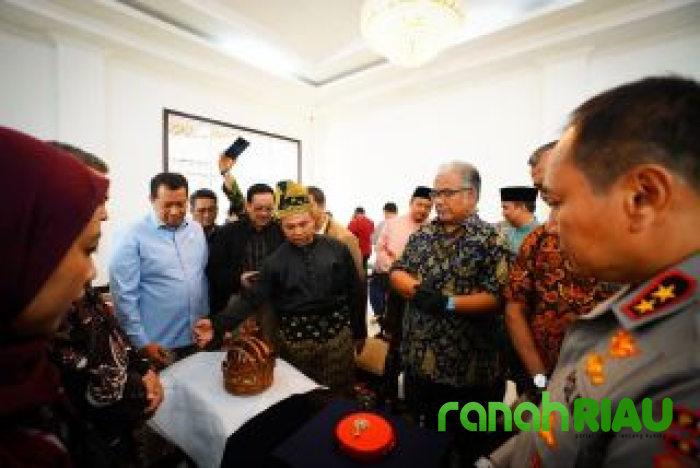 Gubernur Abdul Wahid sambut Kedatangan Mahkota Kesultanan Siak dan Artefak Kerajaan