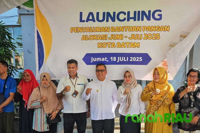 Wakil Gubenur Kepri Pimpin Penyerahan bantuan Beras untuk Warga Kurang Mampu di Batam 