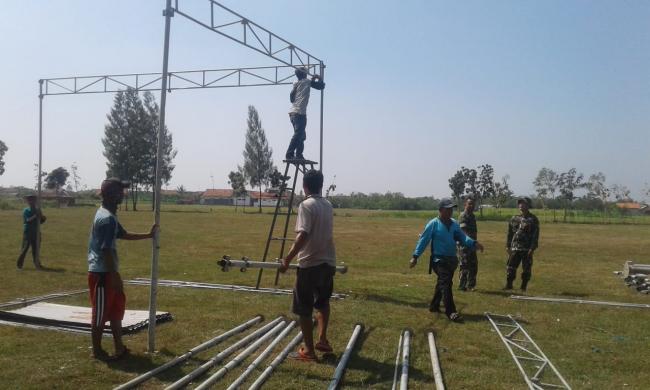 TNI Pasang Tenda Upacara TMMD Reg 105 Tegal