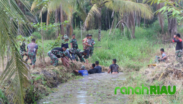 Personel Satgas TMMD ke 116 Kodim Inhil dan Masyarakat Bersihkan Parit