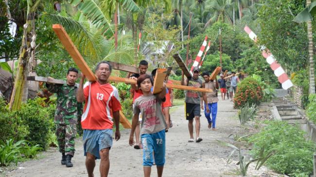 TNI Bersama Masyarakat dan Mahasiswa, Gotong - Royong di Lokasi Baksos dan Yankes
