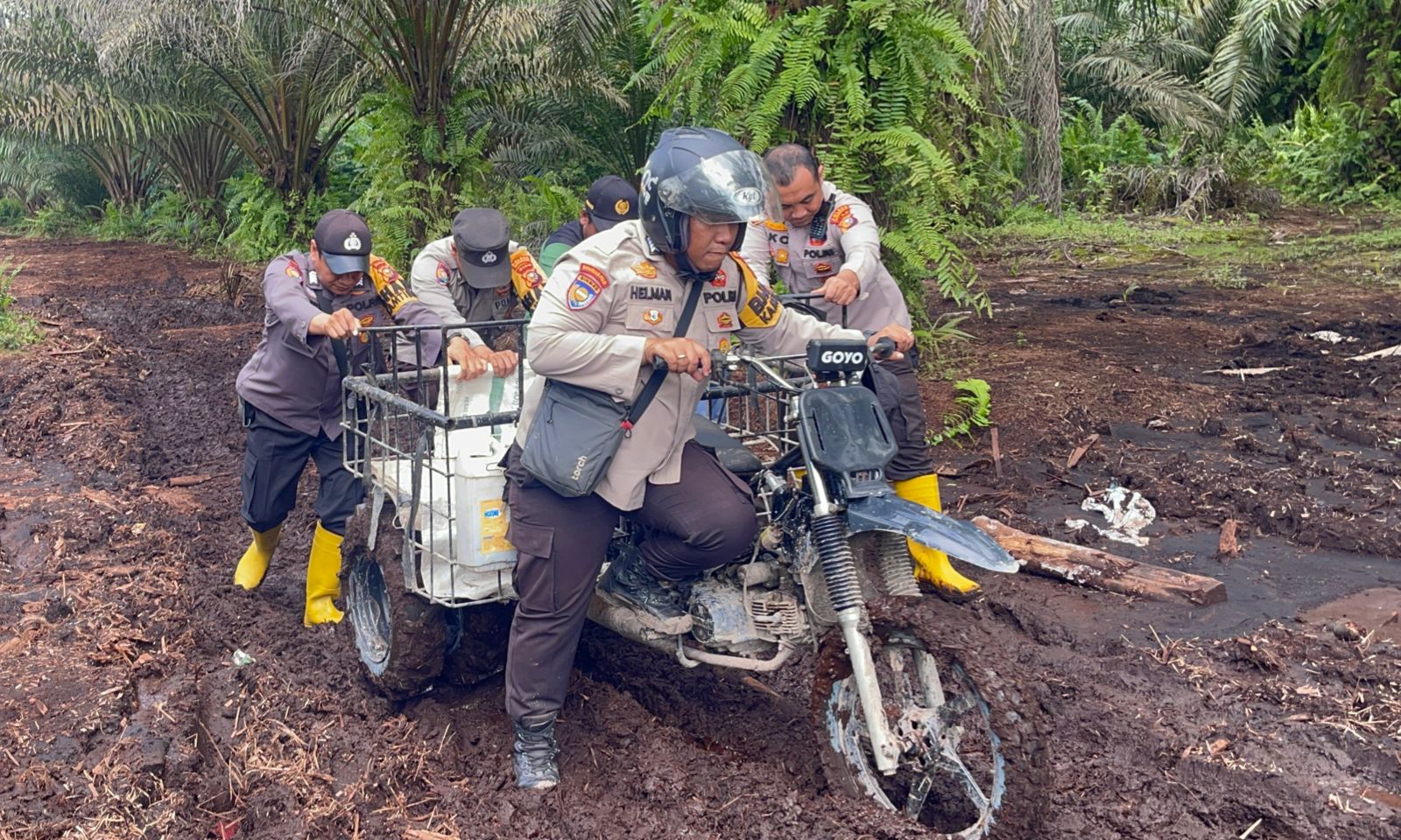 Tempuhi Lumpur Gambut, Polsek Siak Kecil Bengkalis Tetap Semangat Sosialisasi Pemilu Damai