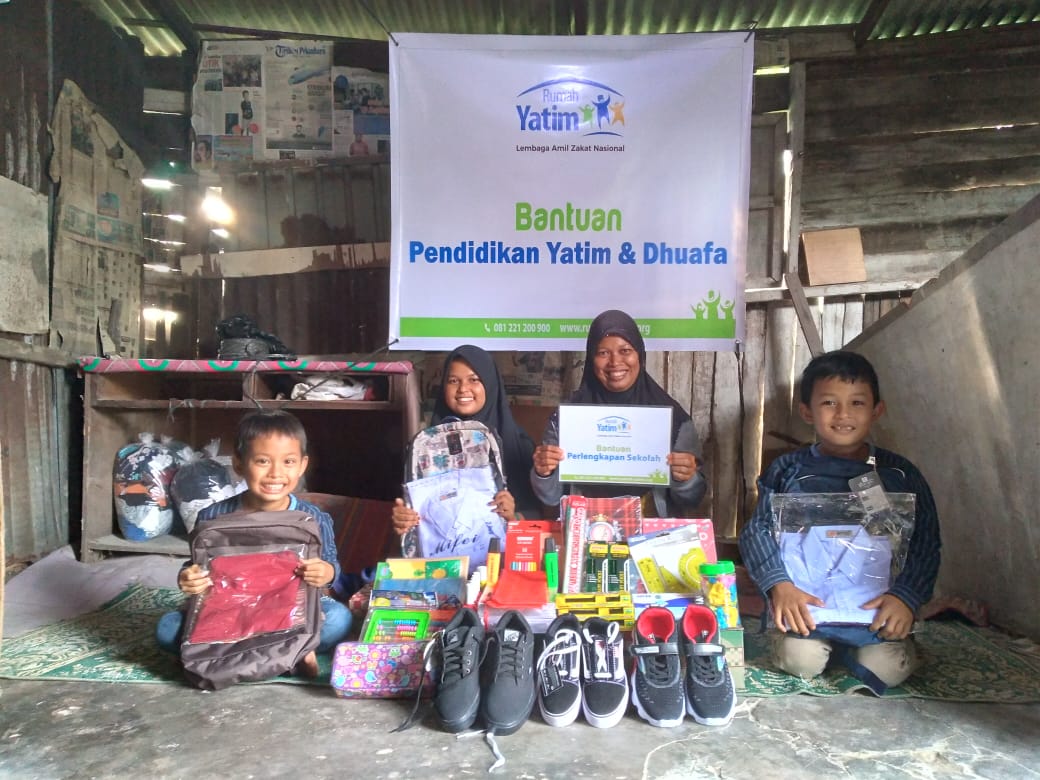 Rafli, Yatim Bercita Cita Menjadi Polisi Bersama Keluarga Terima Bantuan Rumah Yatim